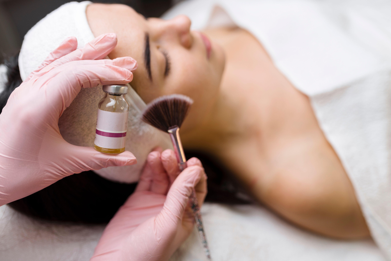 Hidratação facial com aplicação de sérum