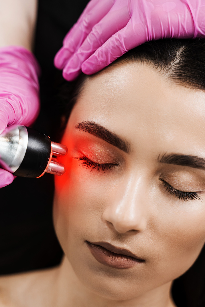 Rejuvenescimento facial com luz vermelha
